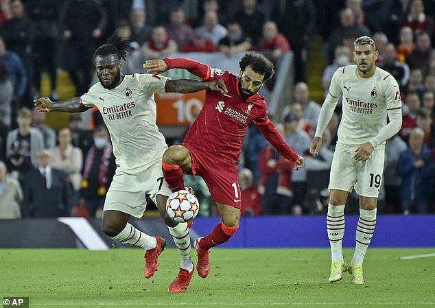 Kessie duel rebutan bola dengan Salah di Liga Champions/foto: UEFA.com