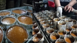 Ratna Anggraini beserta pegawainya sedang melakukan produksi kue keranjang (Dokumentasi pribadi)