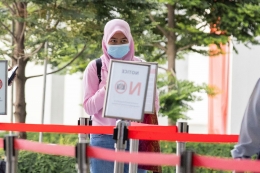 Nenti, pembantu asal Indonesia di halaman Pengadilan Distrik Singapura. (Foto: todayonline)
