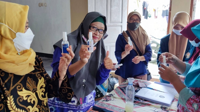 Praktik pembuatan hand sanitizer, Dokpri