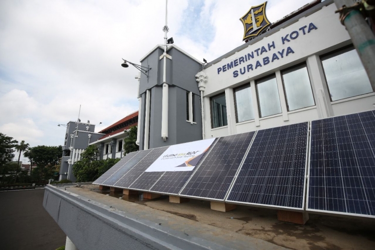 Atap Gedung Balai Kota Surabaya kini dialiri listrik dari energi matahari. Dok: Utomo SolaRUV