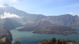 Danau Segara Anak dengan Gunung Barujari di tengahnya. Puncak Rinjani (3,726 m) di kiri atas (Dokumentasi pribadi)