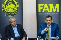 Presiden FAM Datuk Hamidin Amin dan Datuk Dell Akbar Khan (kiri). (Foto: Facebook.com/FootballAssociationofMalaysia)