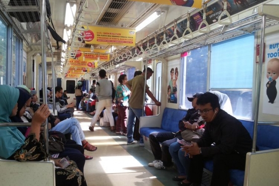 Suasana di dalam KRL di luar jam sibuk (KOMPAS.com/Alsadad Rudi)