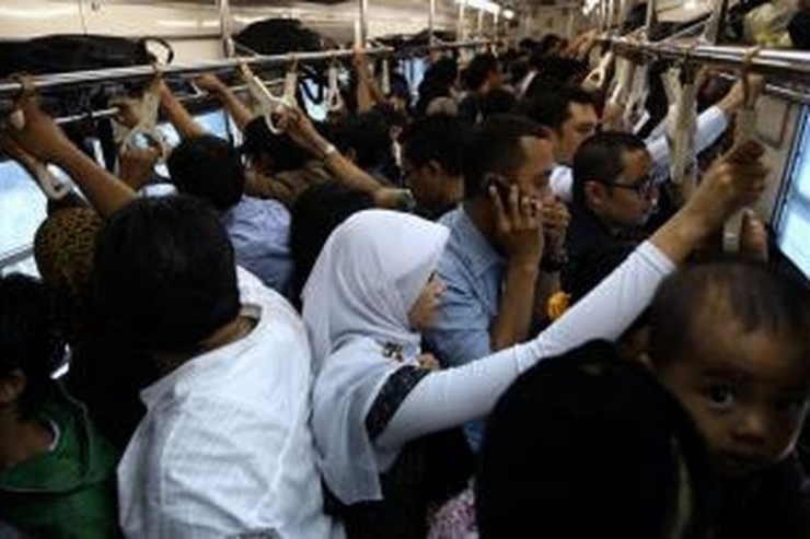 Pengguna KRL berdesakan di dalam gerbong saat jam sibuk (KOMPAS/WISNU WIDIANTORO )  