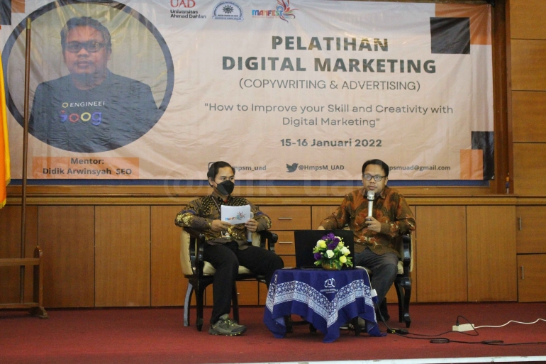 Didik Arwinsyah (kanan) pemateri Pelatihan Digital Marketing dalam rangka MANFEST 2021 Prodi Manajemen Universitas Ahmad Dahlan (UAD) (Foto: Istimewa/Manajemen Universitas Ahmad Dahlan)
