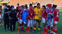 Momen para pemain timnas putri Indonesia berfoto dengan Sam Kerr. Gambar : Twitter/@TheMatildas