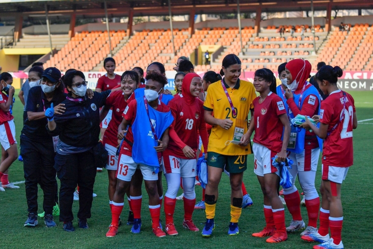 Pemain putri Indonesia yang baru kalah 0-18 mengerubungi Sam Kerr/foto: the-afc.com