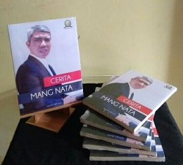 Buku CMN (cerita mang nata)  untuk Indonesia. (foto hanif ahmad) 