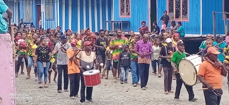 Foto: Pengiringan Suling Tambur oleh masyarakat kampung Ayapo/Sumber: Dokumen Pribadi