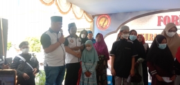 Ketua DPD FORKABI Jakarta Barat H. Sarmilih Bersama Anak Yatim (Irwan MediaPatriot.co.id)