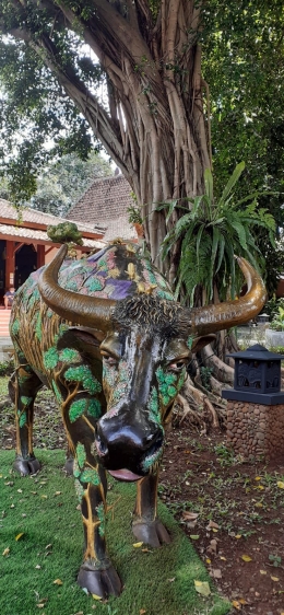 Patung Sapi, di area taman Museum Layang-Layang I Sumber Foto : Ade Dewijanti