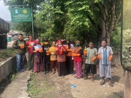 Pembagian Sabun Cuci Tangan dan Sarung Tangan di TPS Piyungan/Dok Universitas 'Aisyiyah Yogyakarta