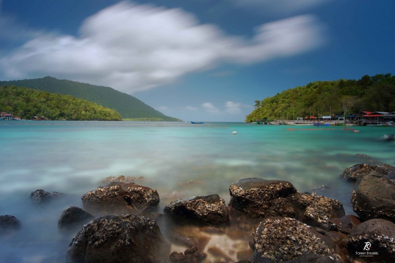 Pulau Weh (kiri) difoto dari arah Pulau Rubiah- Aceh. Sumber: dokumentasi pribadi