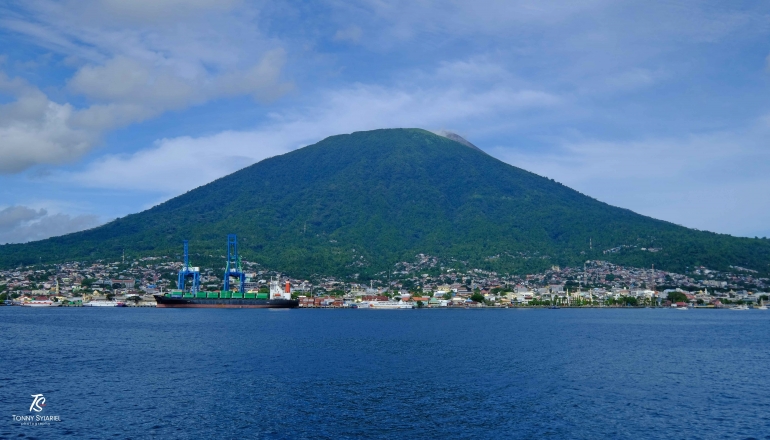 Pulau Ternate yang pernah menjadi rebutan bangsa penjajah di abad ke-16. Sumber: dokumentasi pribadi