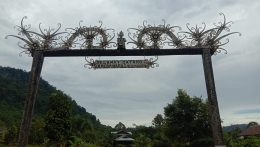 Gapura kampung berukir ornamen cantik khas Dayak Kayan Ma'apan -dokpri