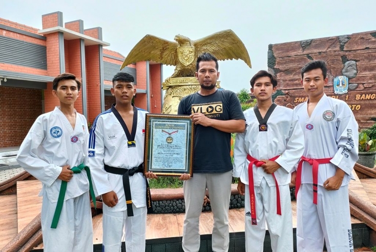 Reza bersama ketiga temannya usai menerima penghargaan dari Museum Rekor Dunia Taekwondo Indonesia (MURTI). (Foto : YuswantoRaider)