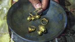 Temuan perhiasan dari dasar Sungai Musi (Sumber: interaktif.kompas.id)