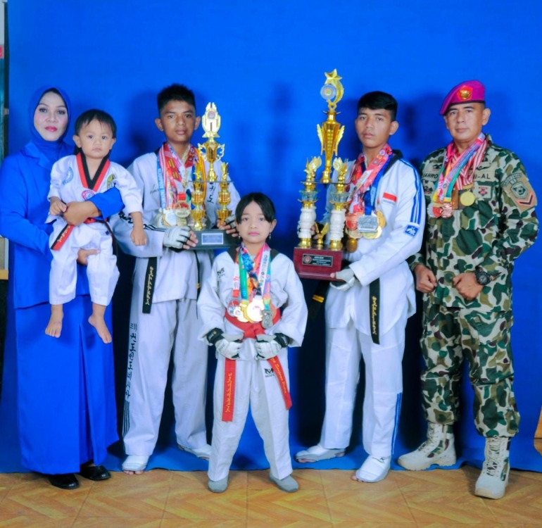 Keluarga Marinir yang mengoleksi prestasi cabang olahraga Taekwondo. (Foto : Istimewa)