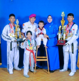 Keluarga Taekwondo : Reza Sanjaya Putra (Paling Kiri) Bersama Keluarga. (Foto : Istimewa)