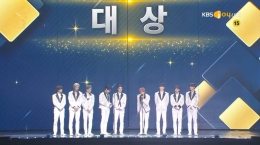 NCT 127 menyampaikan pidato saat menerima penghargaan Daesang di Seoul Music Award 2022 (Dok: Twitter @LTYGlobal)