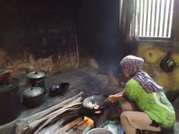Sumber Foto @reninurlianii (Suasana Goreng Ayam Menggunakan Tungku Aseli Sunda)