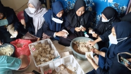 Mahasiswa UIN Malang membantu proses pembuatan tahu walik dan siomay
