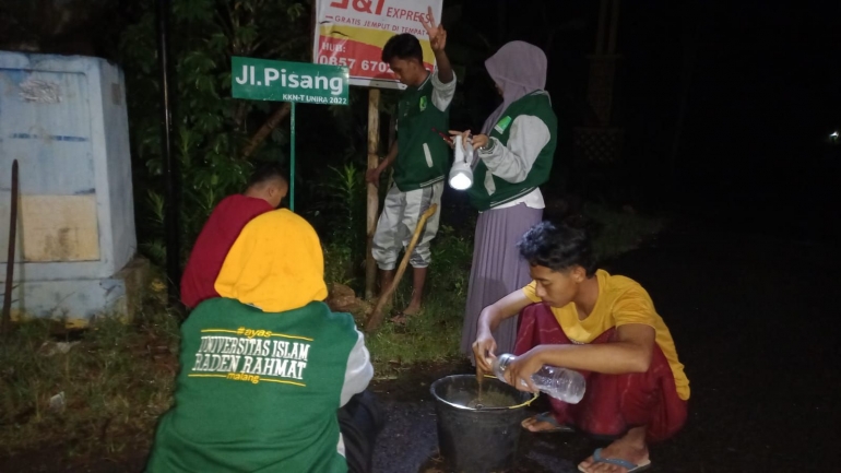 Proses pemasangan papan jalan/dokpri