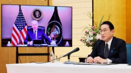 PM Jepang Fumio Kishida, berbicara dalam pertemuan virtual dengan Presiden AS Joe Biden, 21/1/2022. (Sekretariat Kabinet/Kyodo News via AP)