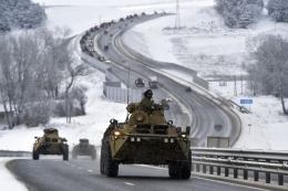 Sebuah konvoi kendaraan lapis baja Rusia bergerak di sepanjang jalan raya di Krimea, Selasa, 18 Januari 2022. (AP PHOTO via kompas.com)