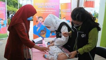 ilustrasi pemeriksaan kesehatan bayi untuk mencegah stunting | cnbcindonesia.com