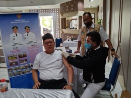 H. Irwansyah, S.Si.MM asisten II didampingi dr. Witono Kepala Puskot Blangkejeren saat menerima pemberian vaksin booster di Lobi Setdakab Gayo Lues (Dokpri)
