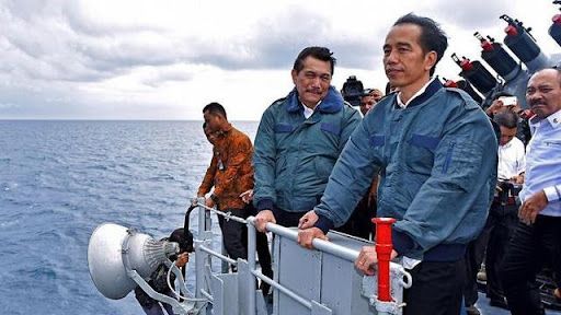 Presiden Joko Widodo di atas kapal perang KRI Imam Bonjol di perairan Natuna pada tahun 2020. | Sumber: Setpres