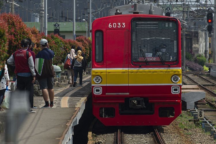 Sebuah kereta rel listrik (KRL) Commuterline memasuki Stasiun KA Bogor di Kota Bogor, Jawa Barat, Senin (19/10/2020)(ANTARA FOTO/ADITYA PRADANA PUTRA)