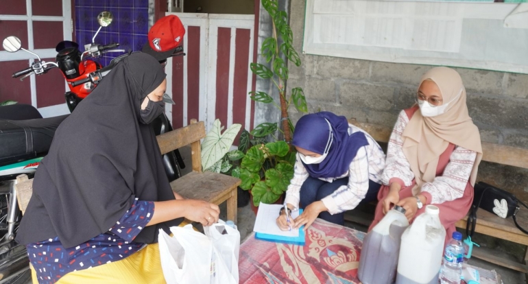 Masyarakat Umbulmartani mengumpulkan jelantah di Bank Energi yang dibentuk Mahasiswa UII (07/10/2021). Foto: Siva Nur Salsabilla