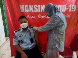 Pegawai Rutan Purbalingga disuntik vaksin booster jenis pfizer oleh Nakes Puskesmas Purbalingga. ( Dok : Rutan Purbalingga )