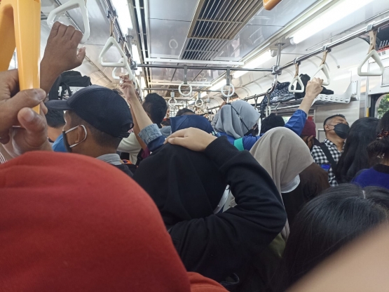 Situasi kepadatan dalam KRL pada jam sibuk (foto by widikurniawan)