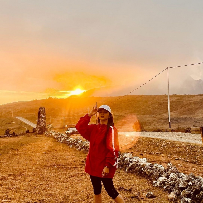 Rekan Ana lagi menikmati sunset di peraduan pulau Timor, Atambua, NTT. | Foto oleh @kolysemanaanbella28