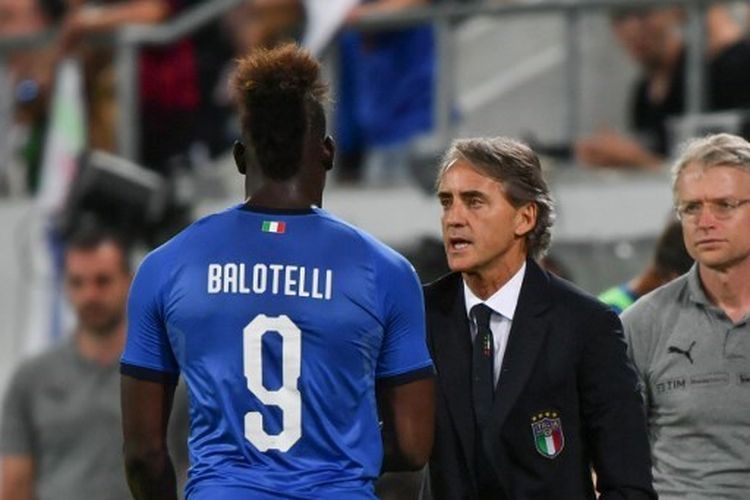 Mario Balotelli dan Roberto Mancini (pelatih Italia). Foto: AFP/Febrice Coffrini via Kompas.com