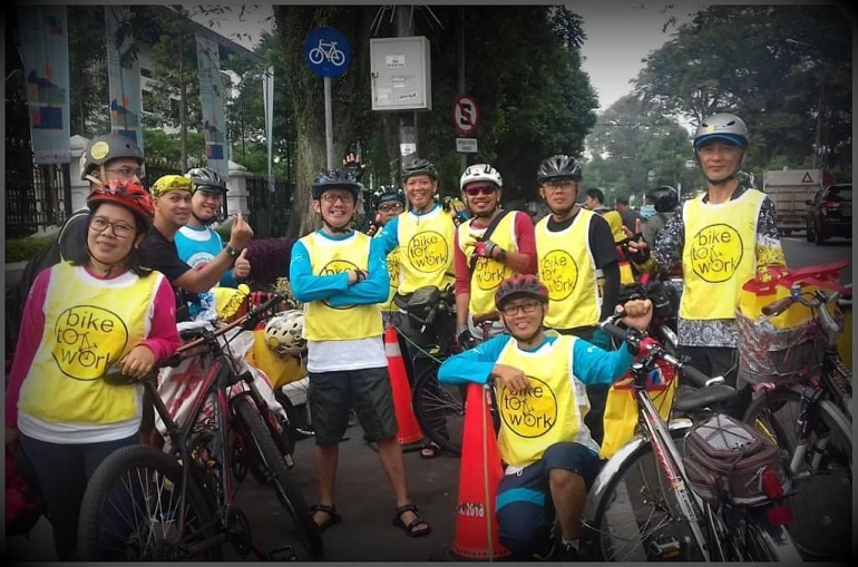 Pegiat Sepeda B2W dalam kegaitan kampanye cegah stunting (foto dok Windu Mulyana B2W Indonesia) 