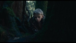 Penggerak cerita salah satunya adalah Lucas yang ayah dan adiknya jadi korban makhluk mitos (sumber gambar: IMDb)