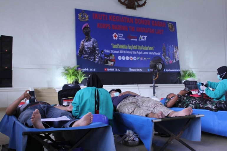 TNI Angkatan Laut mengikuti Donor Darah di Balai Prajurit Marinir, Cilandak, Jakarta Selatan