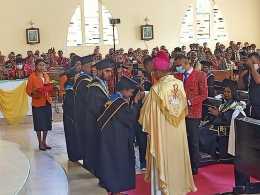 Uskup Atambua menyerahkan penghargaan dari pihak lembaga kepada mahasiswa berprestasi. (Dokpri)