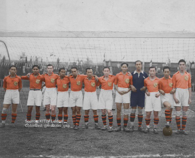Tim sepak bola Hindia Belanda di bawah Nederlandsch Indische Voetbal Bond (NIVB), bertanding di Manila pada 1934, dalam Far Eastern Championship Games ke-10. (Dok. KITLV Leiden, via twitter.com/mazzini_gsp)