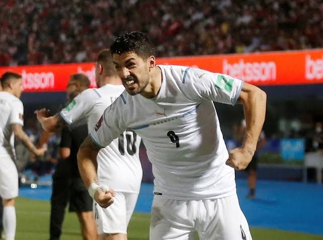 Selebrasi Suarez saat cetak gol ke gawang Paraguay | (aset: bola.okezone.com)
