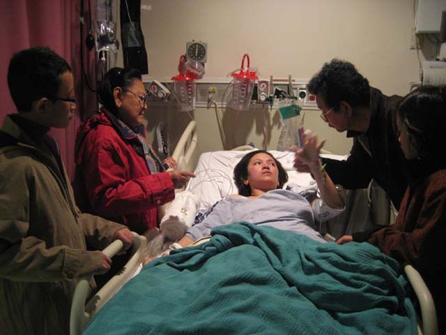 Hari pertama aku sadar, serangan stroke berat melandaku. Aku dengan bapak ibu, Dennis dan Michelle, anak2ku, di St Francis Memorial Hospital, San Francisco, USA (Dokumentasi pribadi)