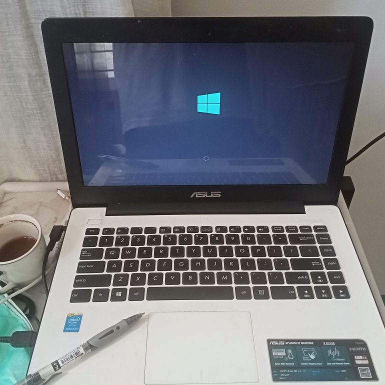 Ilustrasi laptop dan secangkir kopi (dokumen pribadi)