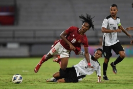 Pemain Timnas Indonesia Ronaldo (kiri) dalam pertandingan sepak bola Leg 1 FIFA Matchday lawan Timor Leste ANTARA FOTO/NYOMAN BUDHIANA) via Kompas.com