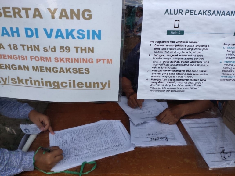 Meja pendaftaran dan pengambilan formulir di puskesmas. Dokumentasi pribadi.