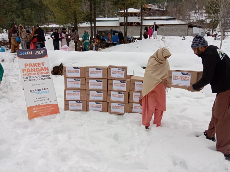 Aksi Pemberian Paket Pangan Untuk  Salah Satu Masyarakat Prasejahtera di Azad Kashmir. Dokumentasi: ACT